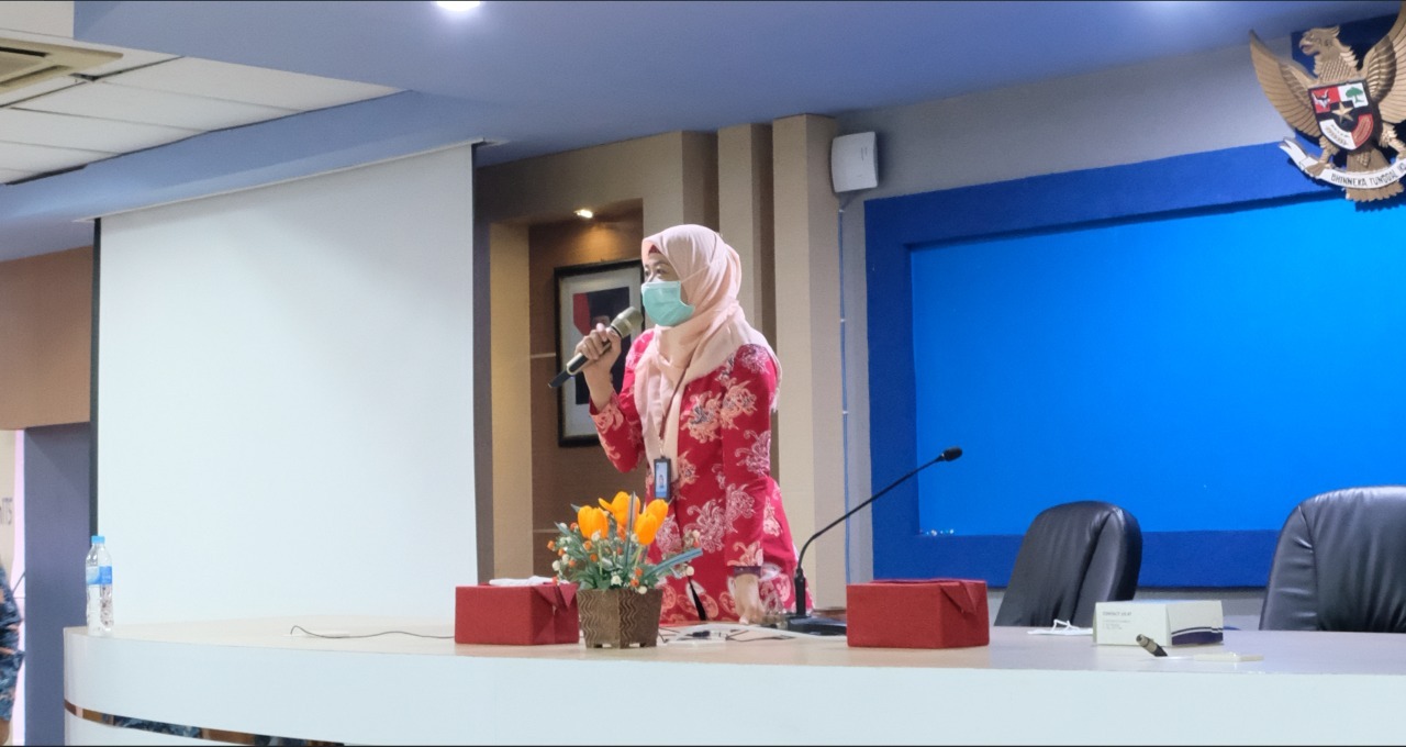 Direktur Pendidikan ITS Dr Eng Siti Machmudah ST MEng saat memberikan sambutan di depan para mahasiswa PMM di Ruang Seminar lantai 2 Perpustakaan ITS
