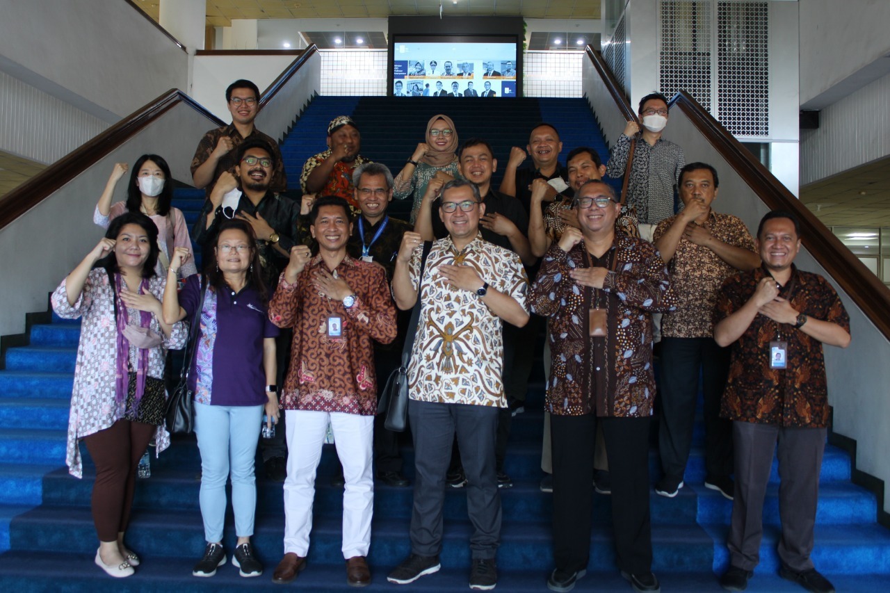 Jajaran pimpinan ITS bersama dengan para delegasi dari Universitas Binus usai diskusi di Gedung Rektorat ITS