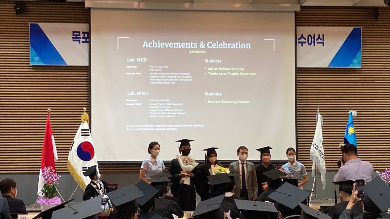 Ketiga mahasiswa ITS program joint degree yang berhasil mendapatkan beasiswa magister di Mokpo National University usai diwisuda