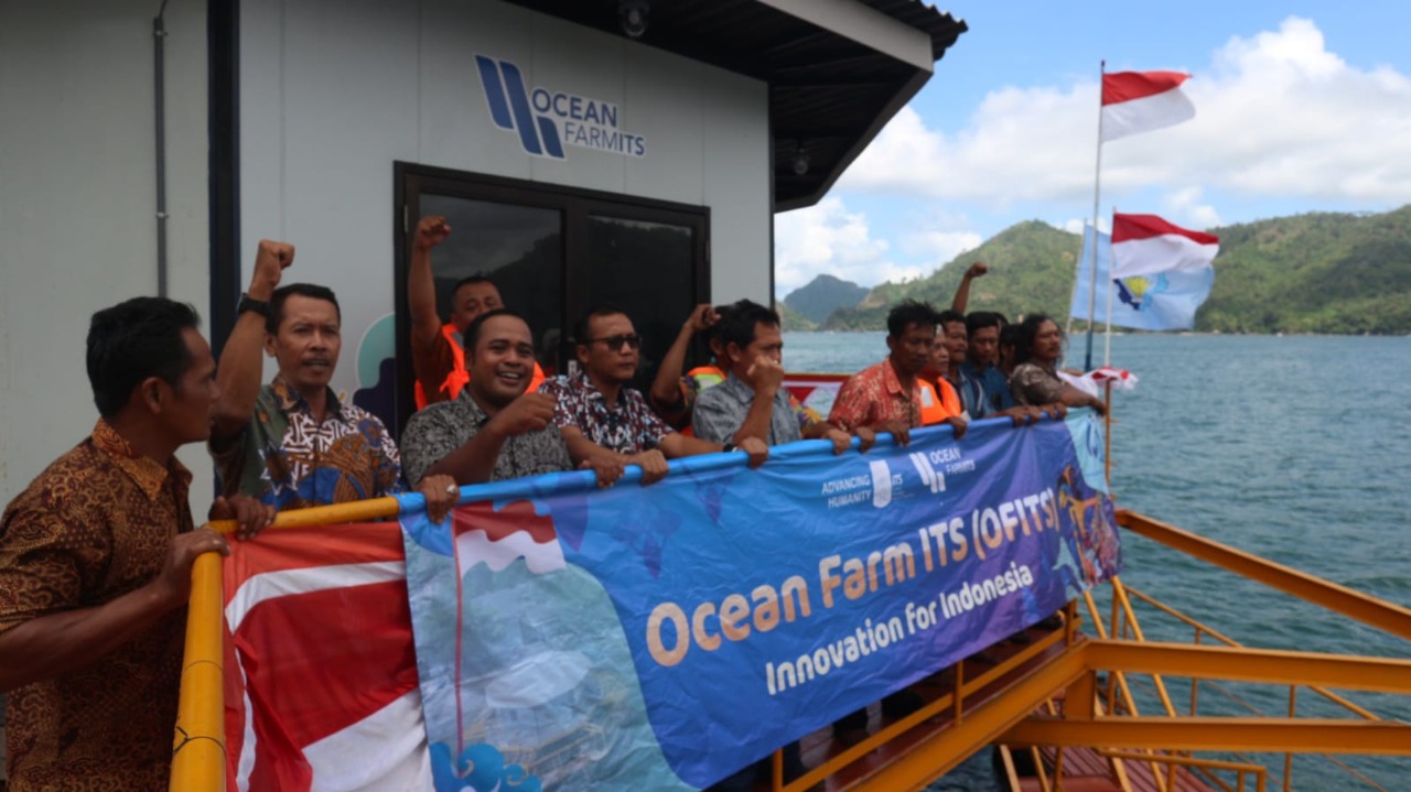 Para anggota tim bersama teknisi dan masyarakat setempat usai launching keramba jaring apung (KJA) sebagai salah satu bagian dari Ocean FarmITS
