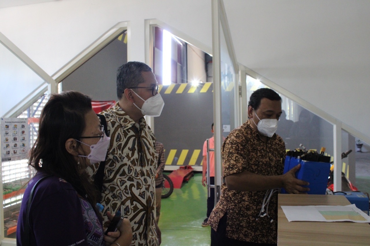 Para perwakilan dari Universitas Binus sedang mengunjungi KST Bidang Otomotif ITS yang dibimbing oleh Manajer Unit Klaster Inovasi Otomotif ITS Dr Bambang Sudarmanta ST MT (kanan)