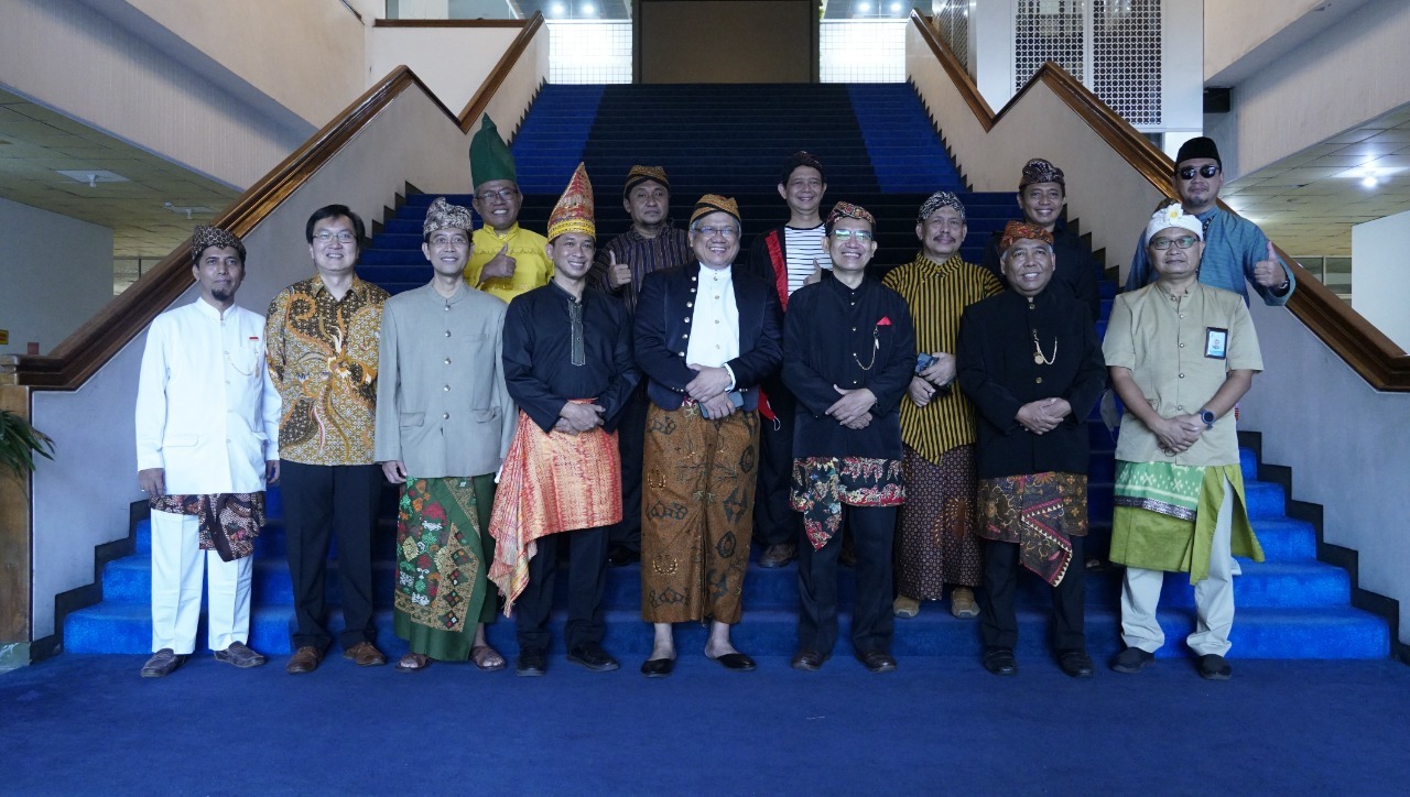 Prof Dr Benny Tjahjono (dua dari kiri depan) bersama jajaran dosen ITS yang berbalut pakaian adat dalam menyemarakkan Hari Kemerdekaan Indonesia di Gedung Rektorat ITS