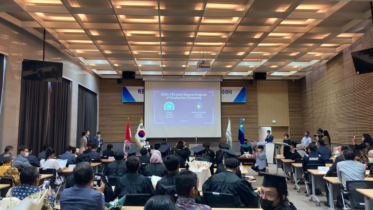 Prosesi upacara kelulusan yang diselenggarakan di Auditorium Mokpo National University, Korea Selatan