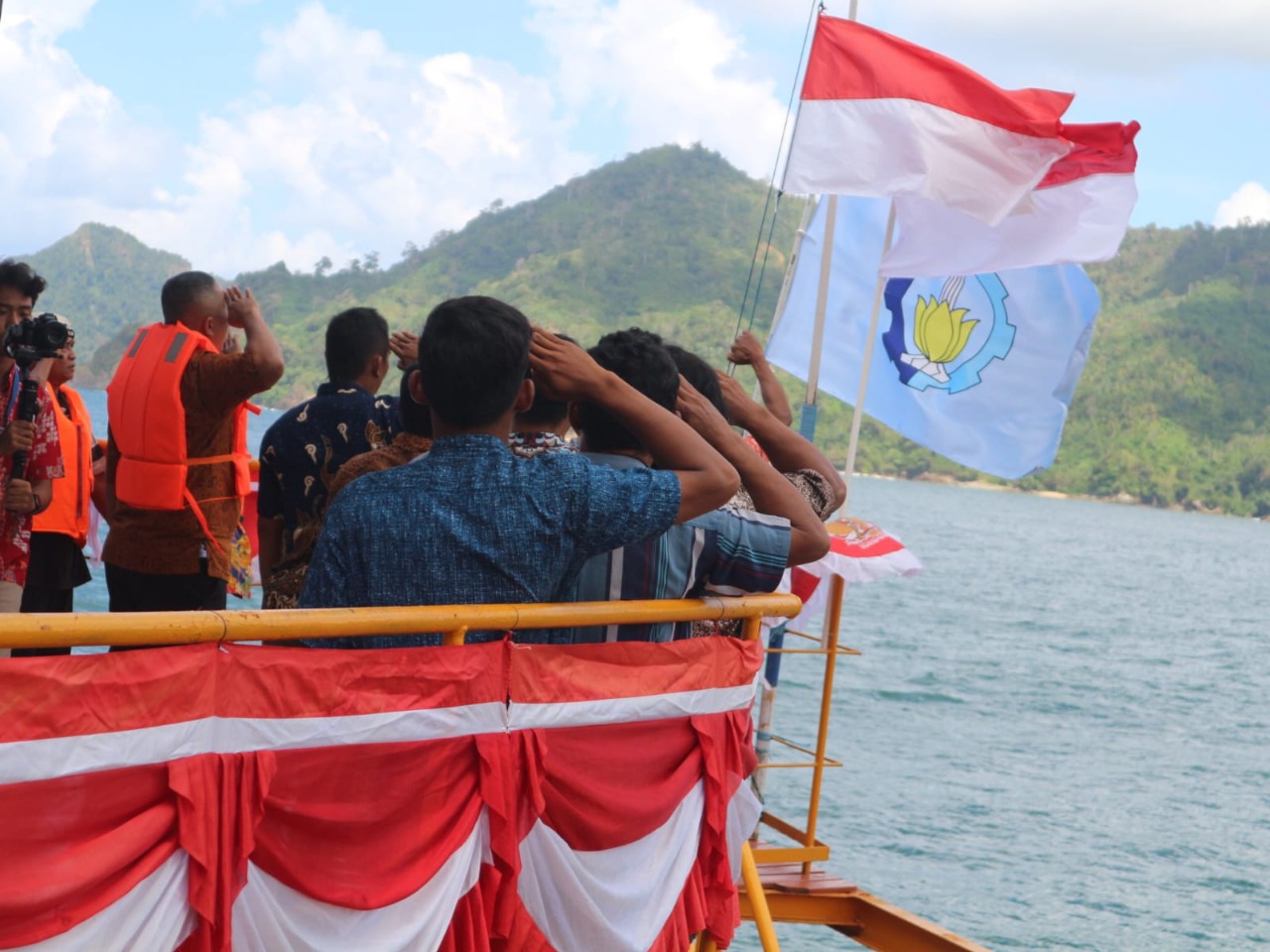 Prosesi upacara peringatan HUT ke-77 Kemerdekaan RI yang dilaksanakan di atas Ocean FarmITS yang terletak di kawasan pantai selatan Indonesia