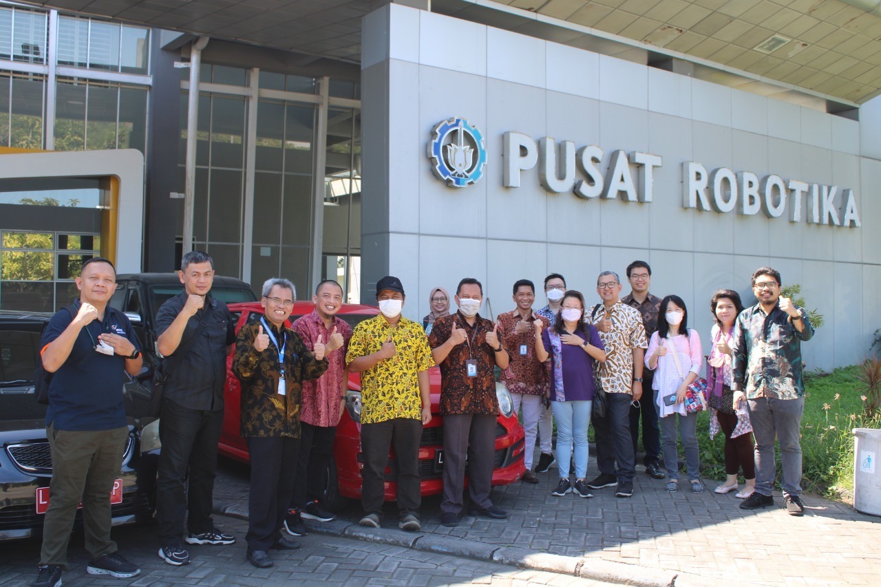 Rombongan dari Universitas Binus sedang mengunjungi Gedung Pusat Robotika ITS yang merupakan salah satu bidang KST ICT and Robotics di ITS