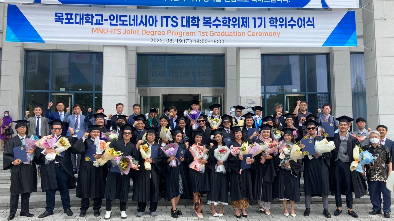 Sebanyak 27 mahasiswa program joint degree Departemen Teknik Perkapalan ITS yang berhasil lulus perdana pada wisuda di Mokpo National University, Korea Selatan
