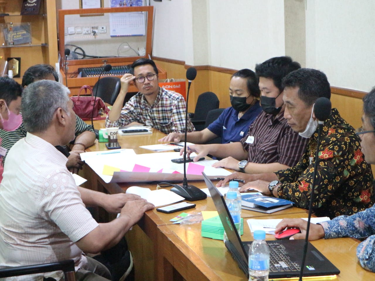 Suasana diskusi perumusan visi keilmuan Prodi Desain Produk di tiap-tiap institusi pendidikan yang terafiliasi dengan Aliansi Desainer Produk Industri Indonesia (ADPII) di ITS