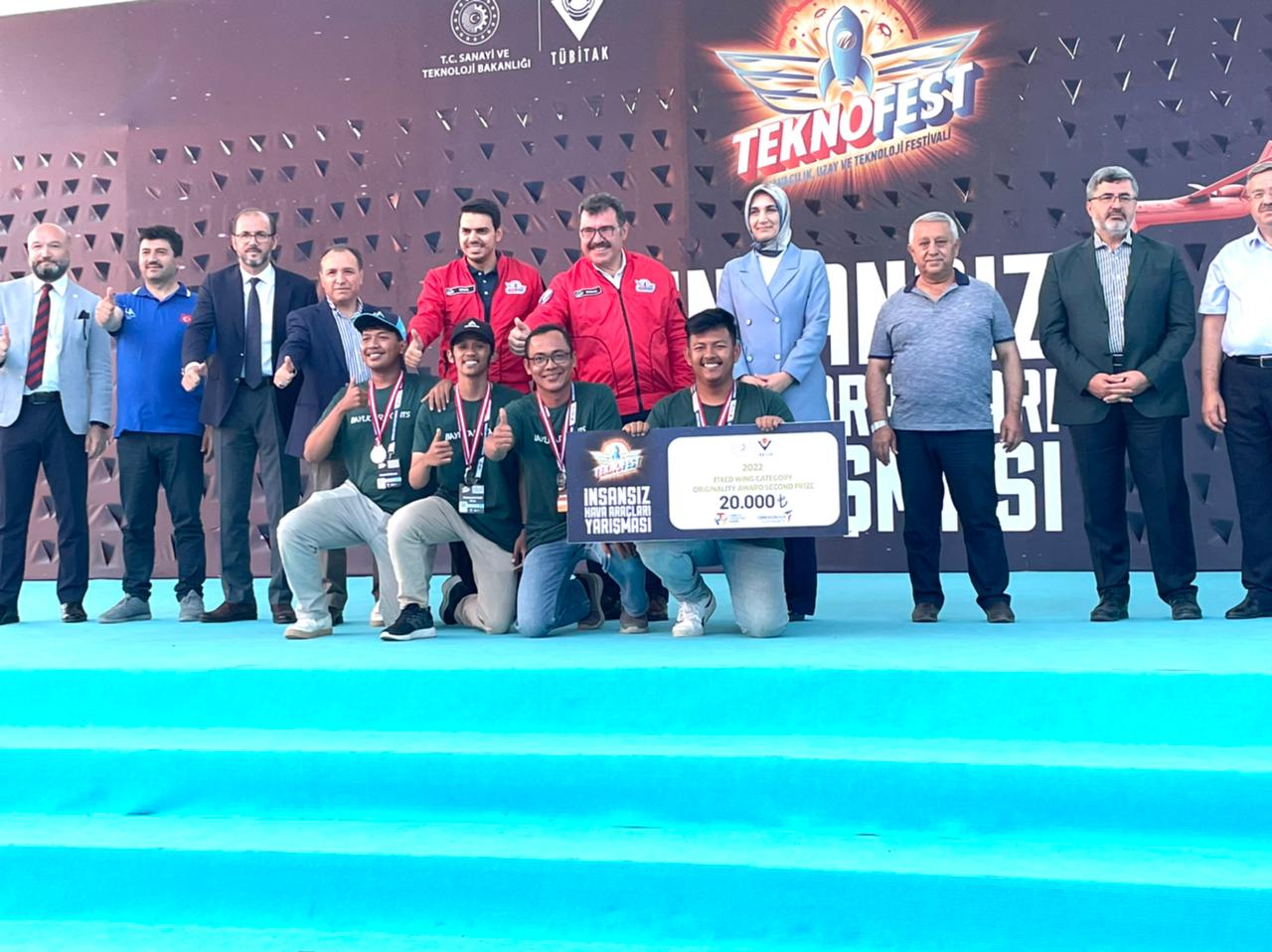 Tim Bayucaraka ITS saat menerima medali di ajang Tübitak International Unmanned Aerial Vehicle (UAV) Competition 2022 di Turki