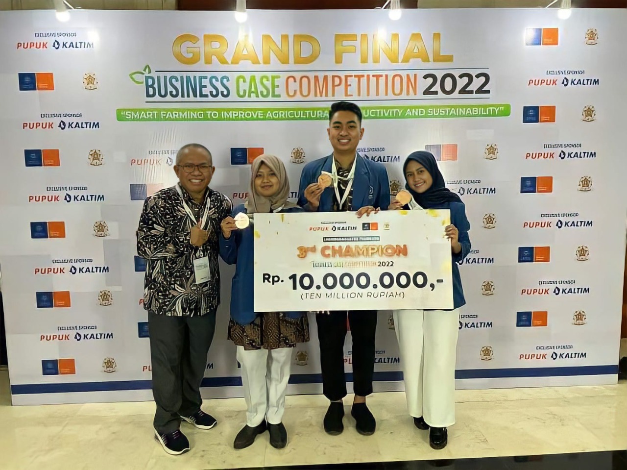 Tim Macario ITS yang berhasil menyabet gelar juara ketiga di GAMA BCC 2022 dengan idenya terkait Net Zero Emission