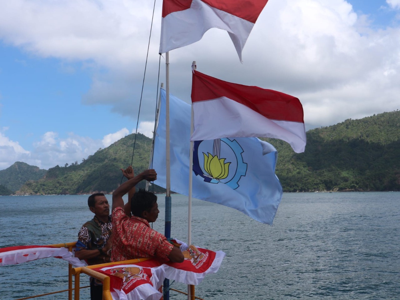 Upacara pengibaran bendera merah putih memperingati HUT ke-77 Kemerdekaan Indonesia di atas Ocean FarmITS yang terletak di kawasan perairan Sendang Biru, Malang