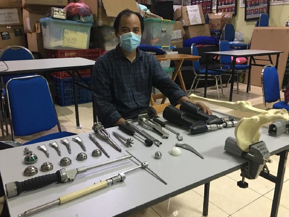 Fahmi Mubarok ST MSc PhD saat melakukan proses uji coba pemasangan implan total hip arthroplasty (THA) di laboratorium