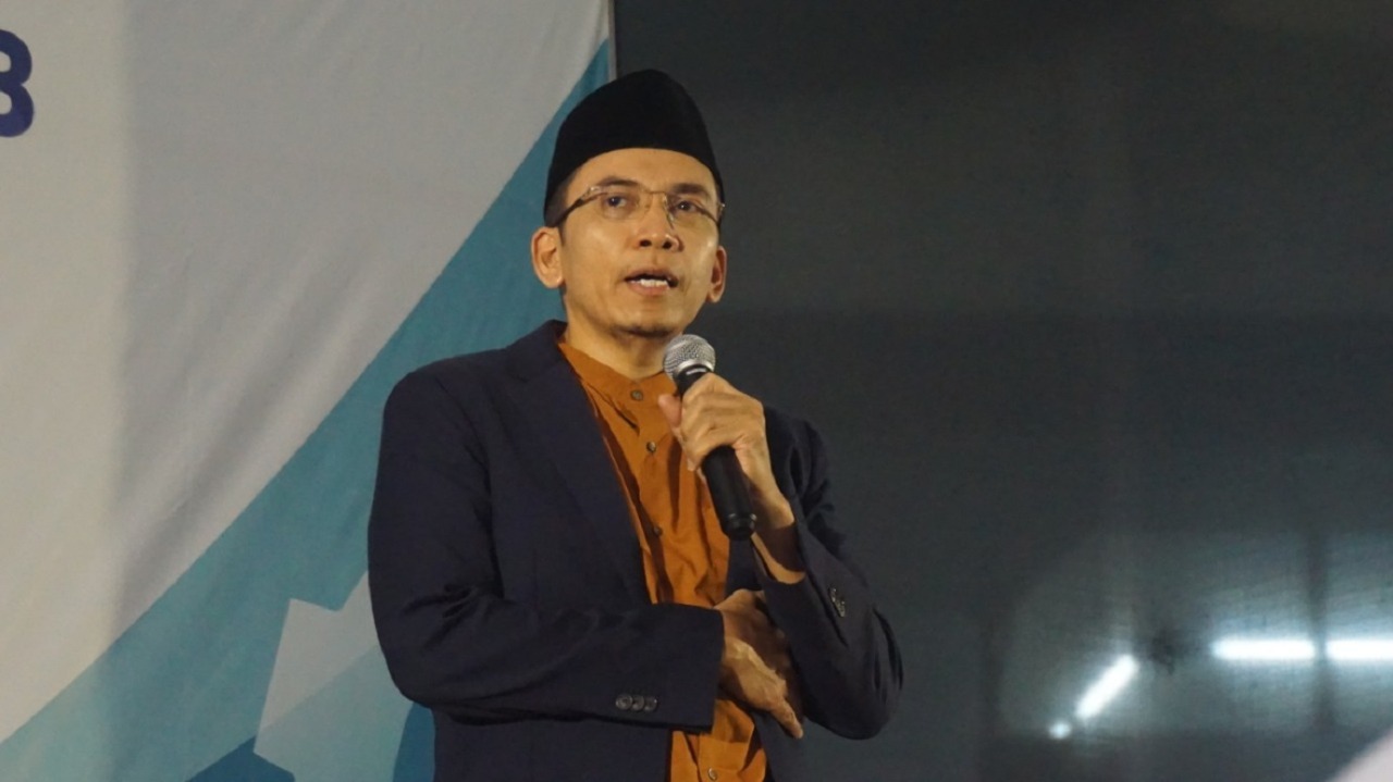 Dr TGB Muhammad Zainul Majdi Lc M while explaining the material on Religious Moderation in the Republic of Indonesia in front of new ITS students in the 2022 Spiritual and Nationality Training (PSB) event