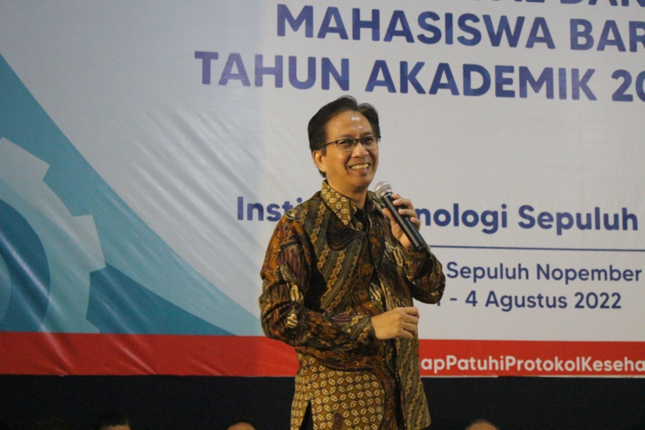 ITS Chancellor Prof. Dr. Ir Mochamad Ashari MEng IPU AEng when giving his speech at the 2022 Spiritual and Nationality Training (PSB) for ITS new students at Graha Ten November ITS