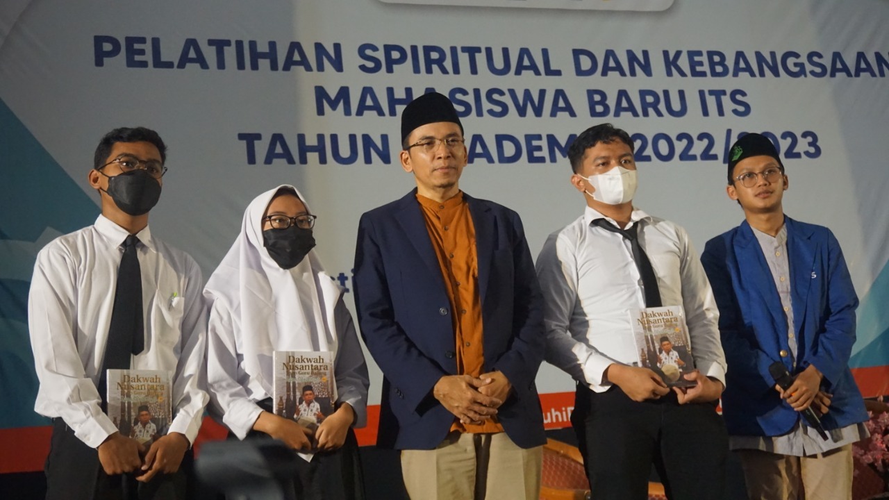 Dr TGB Muhammad Zainul Majdi Lc M usai memberikan cinderamata buku kepada beberapa mahasiswa baru ITS dalam Pelatihan Spiritual dan Kebangsaan (PSB) 2022 di Graha Sepuluh Nopember ITS
