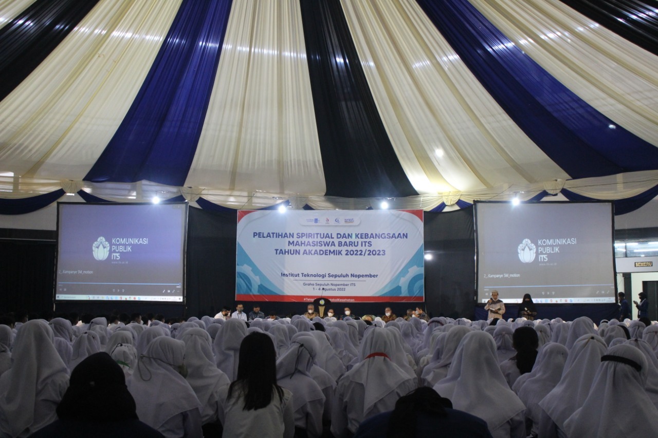 ITS new students are listening to the wisdom of listening to the chanting of the holy Qur'an starting the 2022 Spiritual and National Training (PSB) at Graha Ten November ITS