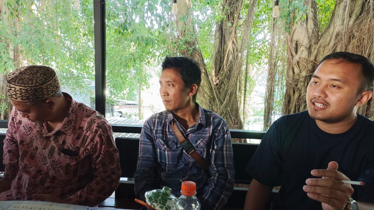 Diskusi bersama oleh Faris Anggara Putra (berbaju hitam) sebagai pengusaha konveksi dan apparel dengan para mahasiswa peserta KKN Abmas ITS di Malang