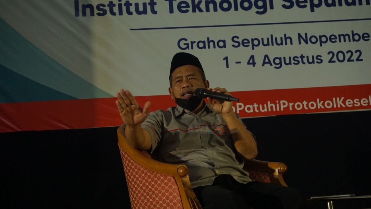 Ali Fauzi Manzi MPdI saat menjawab pertanyaan dari mahasiswa baru ITS mengenai pencegahan radikalisme dalam gelaran Pelatihan Spiritual dan Kebangsaan (PSB) 2022