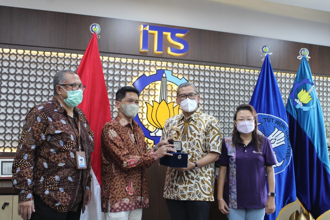 Giving ITS souvenirs by ITS Vice Chancellor IV Bambang Pramujati ST MScEng PhD (second from left) to the Deputy Chancellor for Research and Technology Transfer at Binus University Prof Tirta Nugraha Mursitama SSos MM PhD CDMS CBDMP