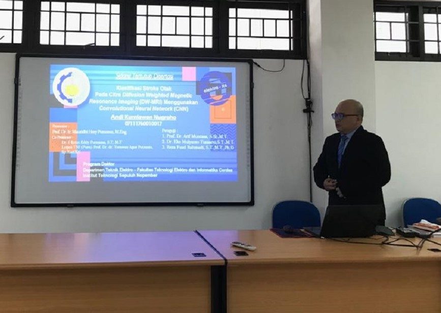 Dr Andi Kurniawan Nugroho ST MT saat mempresentasikan disertasinya pada Sidang Tertutup Promosi Doktor Teknik Elektro ITS