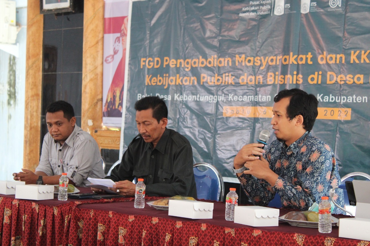 Koordinator Teaching Industry Okta Putra Setio Ardianto ST MT (kanan) menyampaikan sambutannya kepada para peserta FGD dan perwakilan perangkat Desa Kebontunggul, Mojokerto