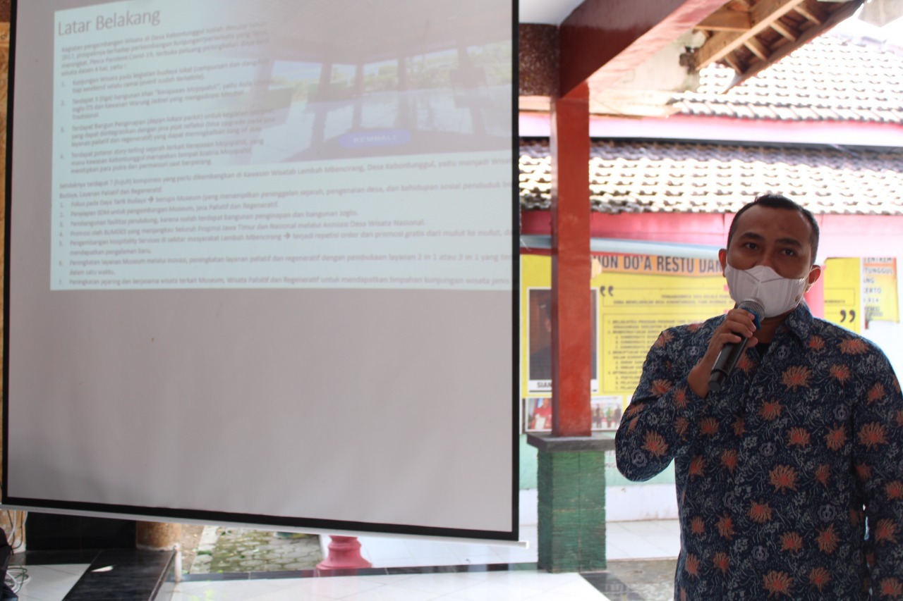 Pemaparan abmas bertajuk Pengembangan Desa Wisata Budaya Berbasis Pengembangan Museum dan Jasa Kesehatan Paliatif Regeneratif yang disampaikan oleh Surya Hadi Kusuma ST MT, salah satu dosen ITS