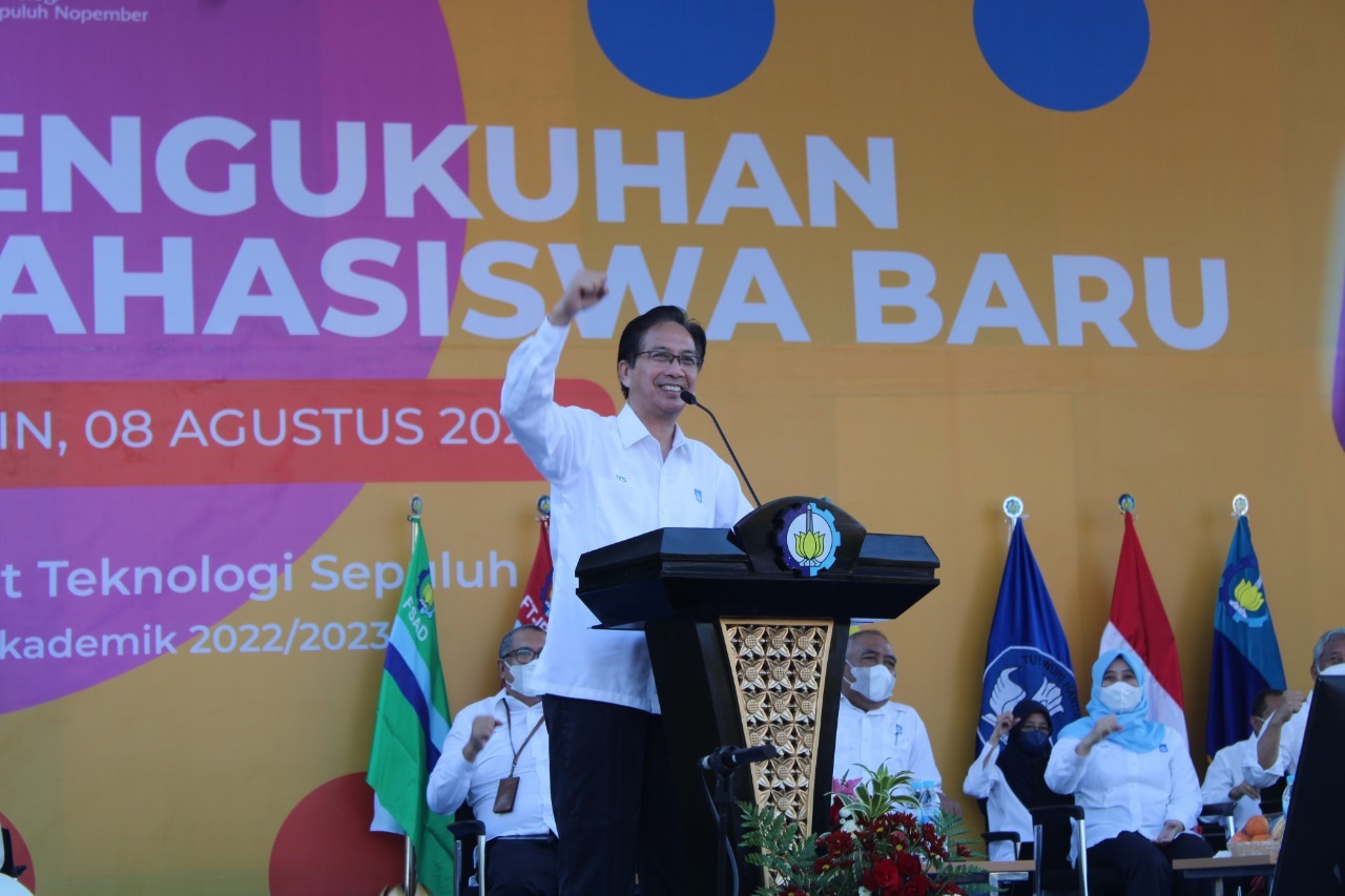 Rektor ITS Prof Dr Ir Mochamad Ashari MEng IPU AEng menggelorakan semangat juang ITS kepada para maba yang resmi dikukuhkan di Lapangan Gedung Perpustakaan ITS
