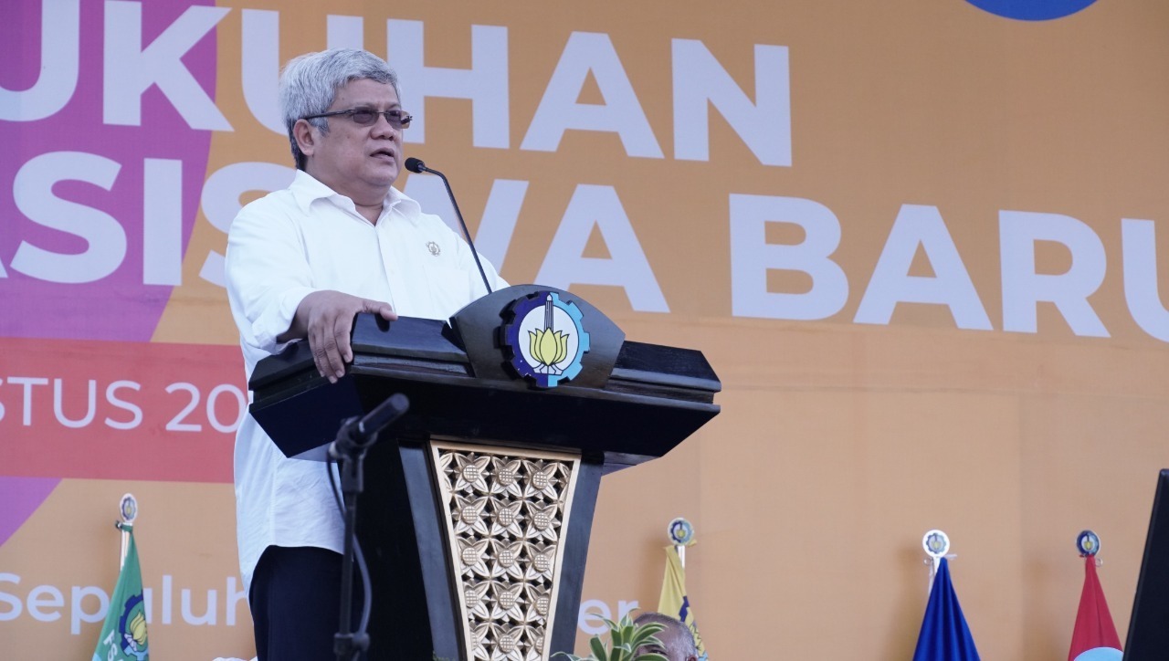 Ketua Senat Akademik ITS Prof Dr Ir Syafsir Akhlus MSc tutur mengobarkan semangat para mahasiswa baru ITS yang dikukuhkan