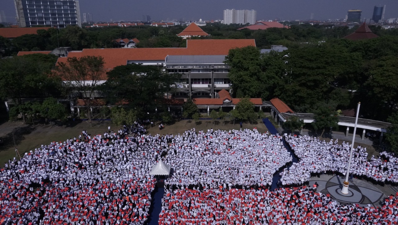 Flashmob dari para mahasiswa baru ITS 2022 yang membentuk konfigurasi bendera merah putih di Lapangan Gedung Perpustakaan ITS