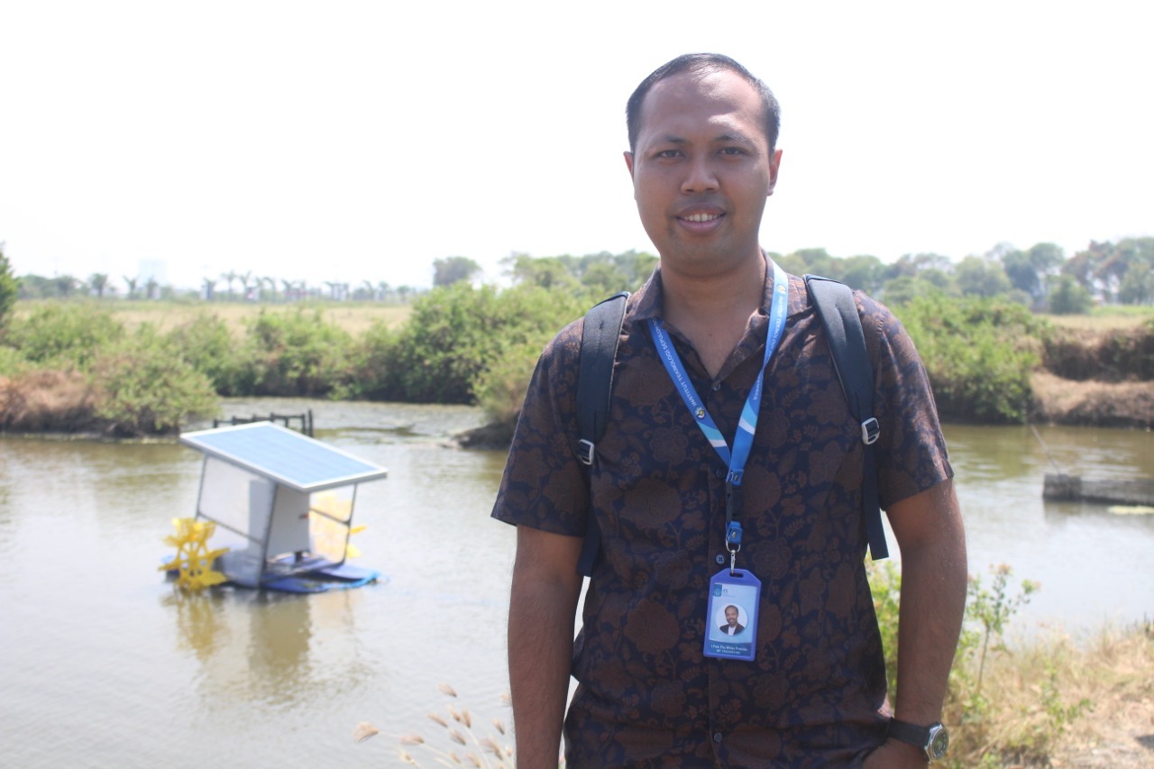 I Putu Eka Widya Pratama SSi MSc RWTH di depan di salah satu tambak petani udang putih Desa Gunung Anyar Tambak, Surabaya