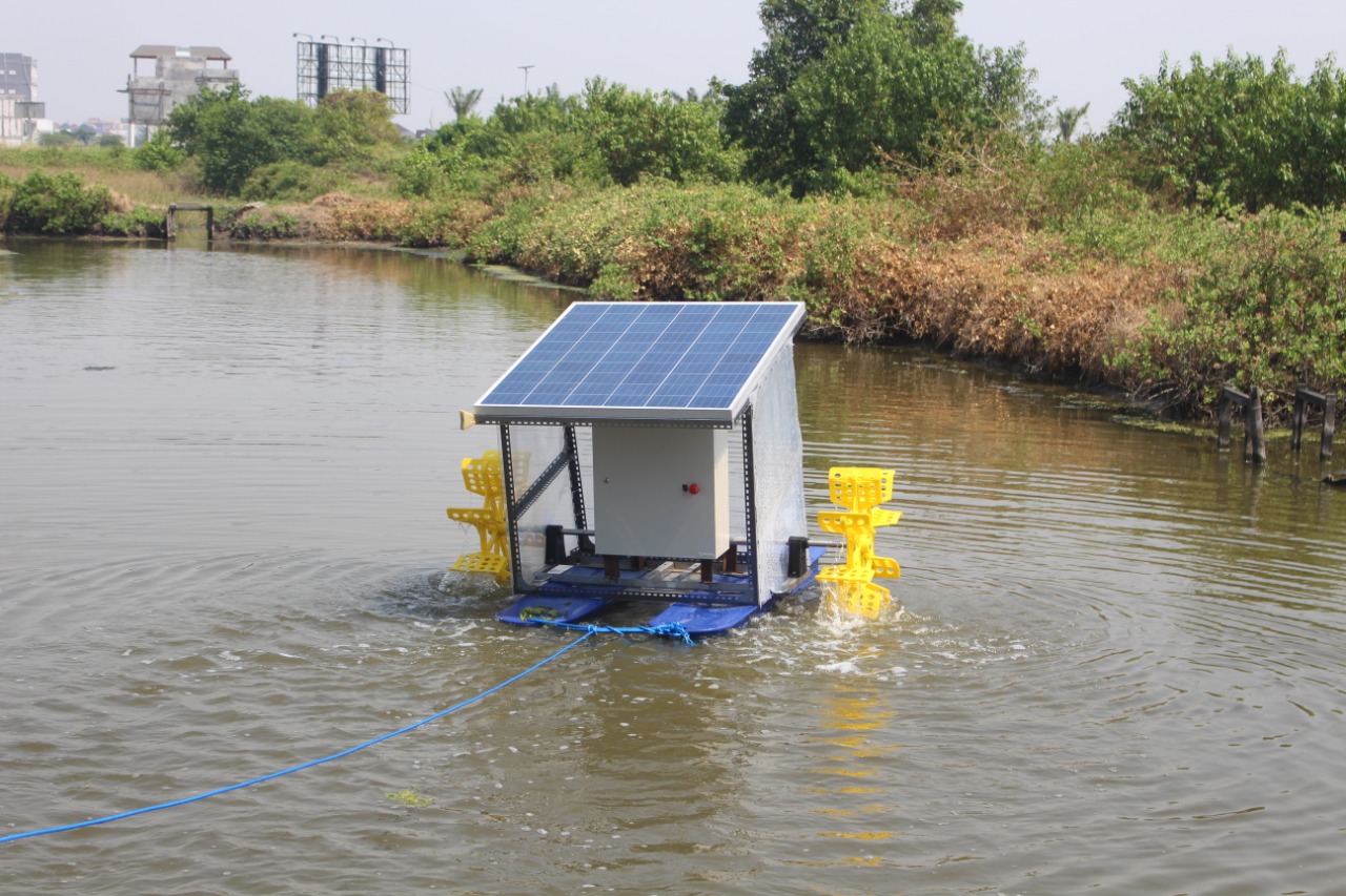 Aerator berbasis fotovoltaic, ciptaan Tim KKN PM ITS sedang bekerja memberikan pasokan oksigen di salah satu tambak petani udang putih Desa Gunung Anyar Tambak, Surabaya