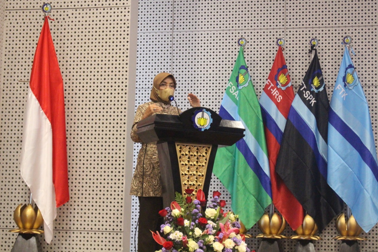 Pemaparan materi studium generale oleh Direktur Jenderal Vokasi Kemendikbudristek Dr Ir Kiki Yuliati MSc tentang pentingnya sertifikasi kepada mahasiswa vokasi ITS