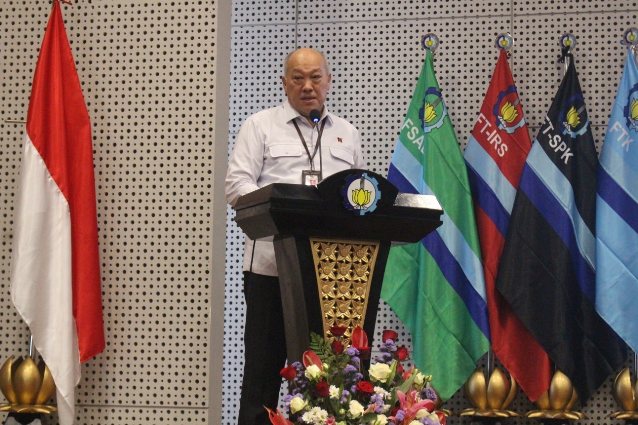 Ketua BNSP Kunjung Masehat SH MM yang hadir langsung dalam acara Studium Generale untuk memberikan sertifikasi keprofesian kepada Fakultas Vokasi ITS