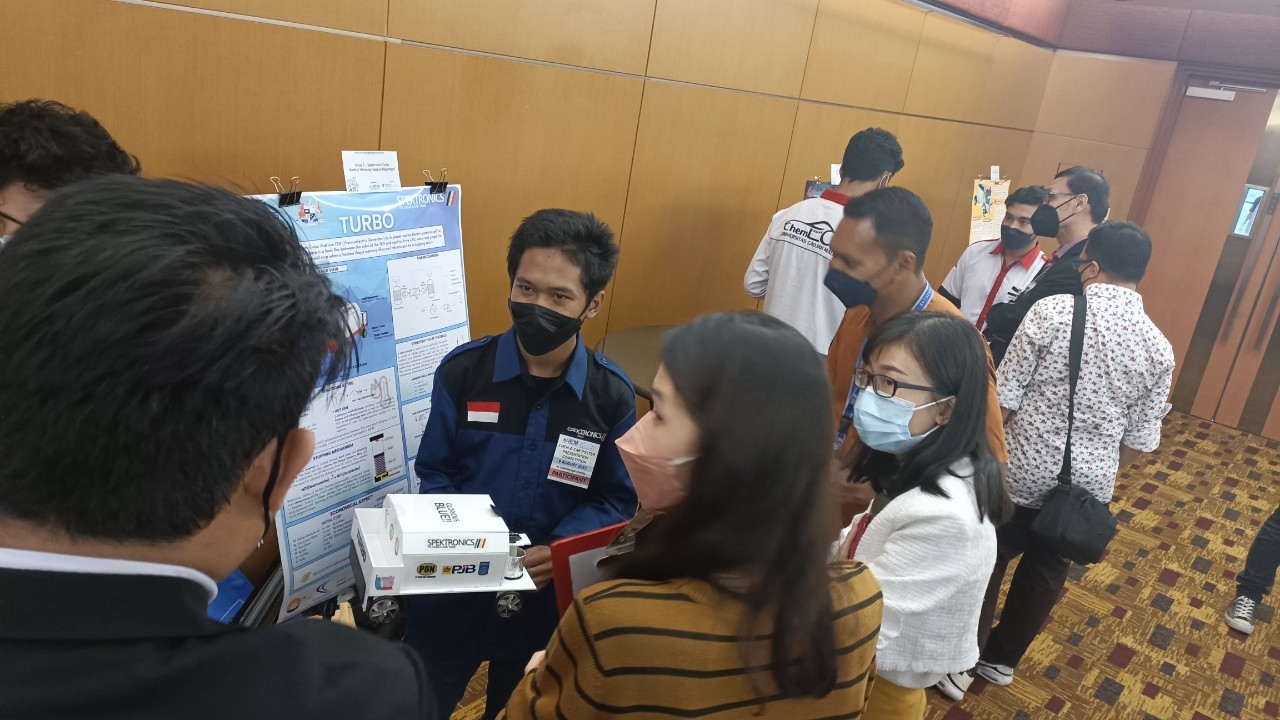 Achmad Fajar Maulana saat mempresentasikan mobil prototype Chem E-Car milik tim Spektronics Turbo ITS dengan keunikannya menggunakan shape memory alloy sebagai stopping mechanism