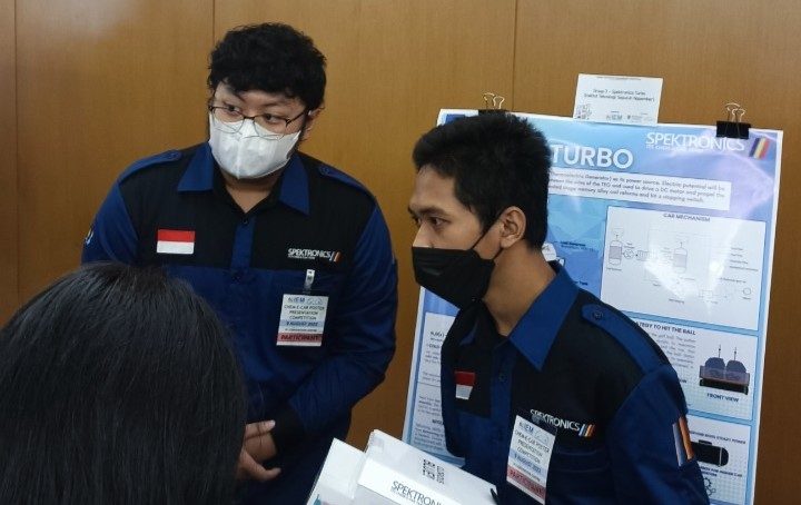 Bimo Bintang Aulia (kiri) dan Achmad Fajar Maulana dari tim Spektronics Turbo ITS saat presentasi di ajang Malaysia Chem-E-Car