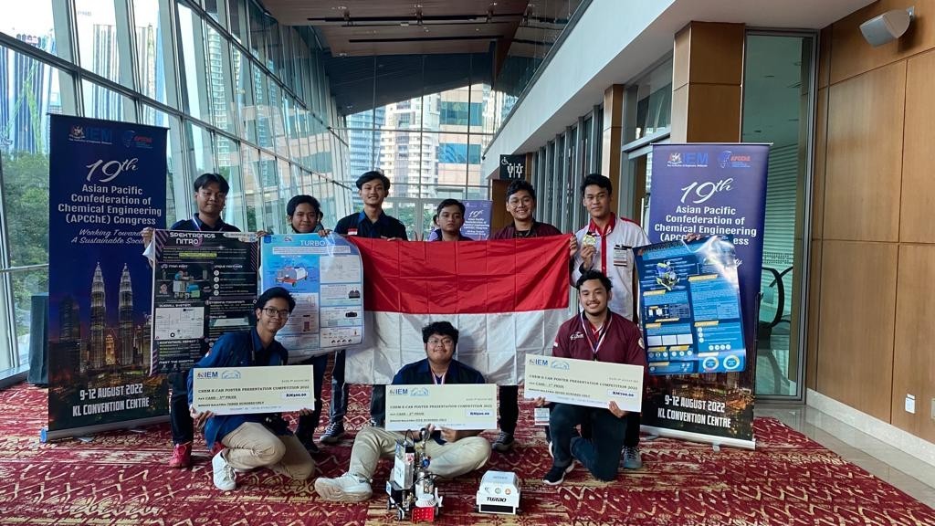 Para tim Spektronics ITS yang sukses membawa gelar juara pada ajang Malaysia Chem-E-Car