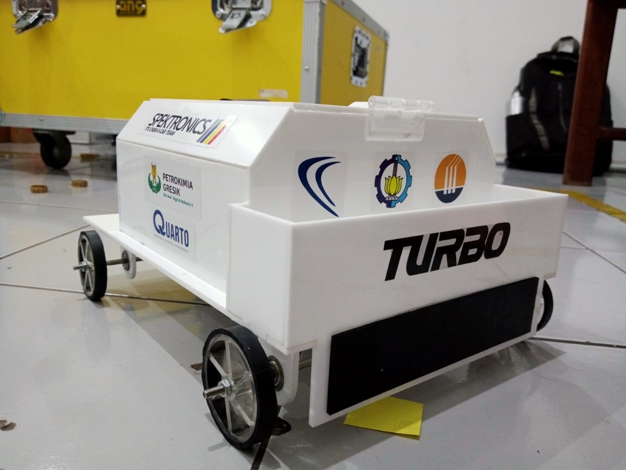 Tampilan Chem E-Car milik tim Spektronics Turbo ITS dengan pemanfaatan perbedaan suhu untuk menggerakkan mobil