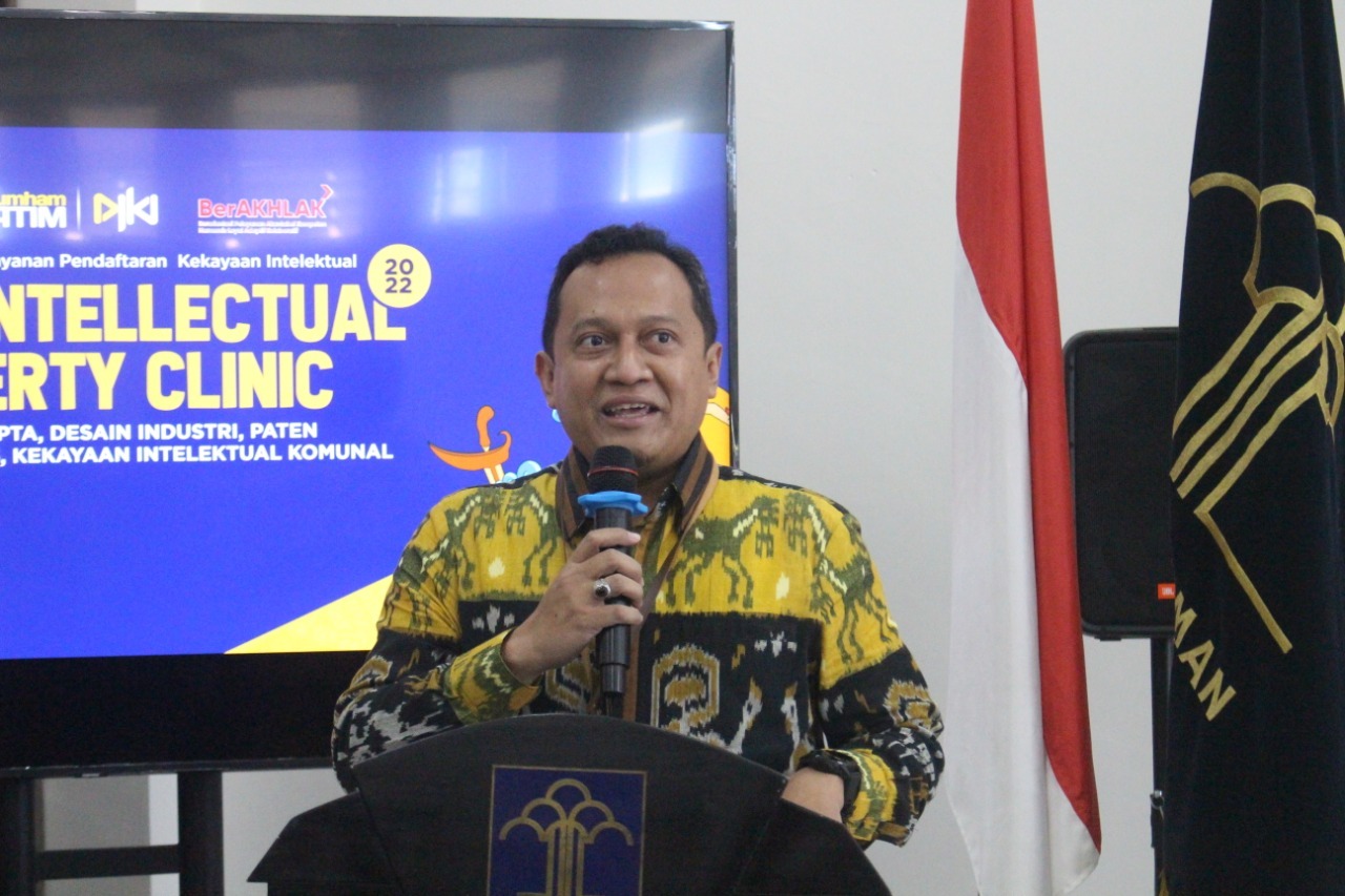 Direktur Inovasi dan Kawasan Sains Teknologi (DIKST) ITS Agus Muhamad Hatta ST MSi PhD saat memberikan sambutannya pada acara Mobile Intellectual Property Clinic