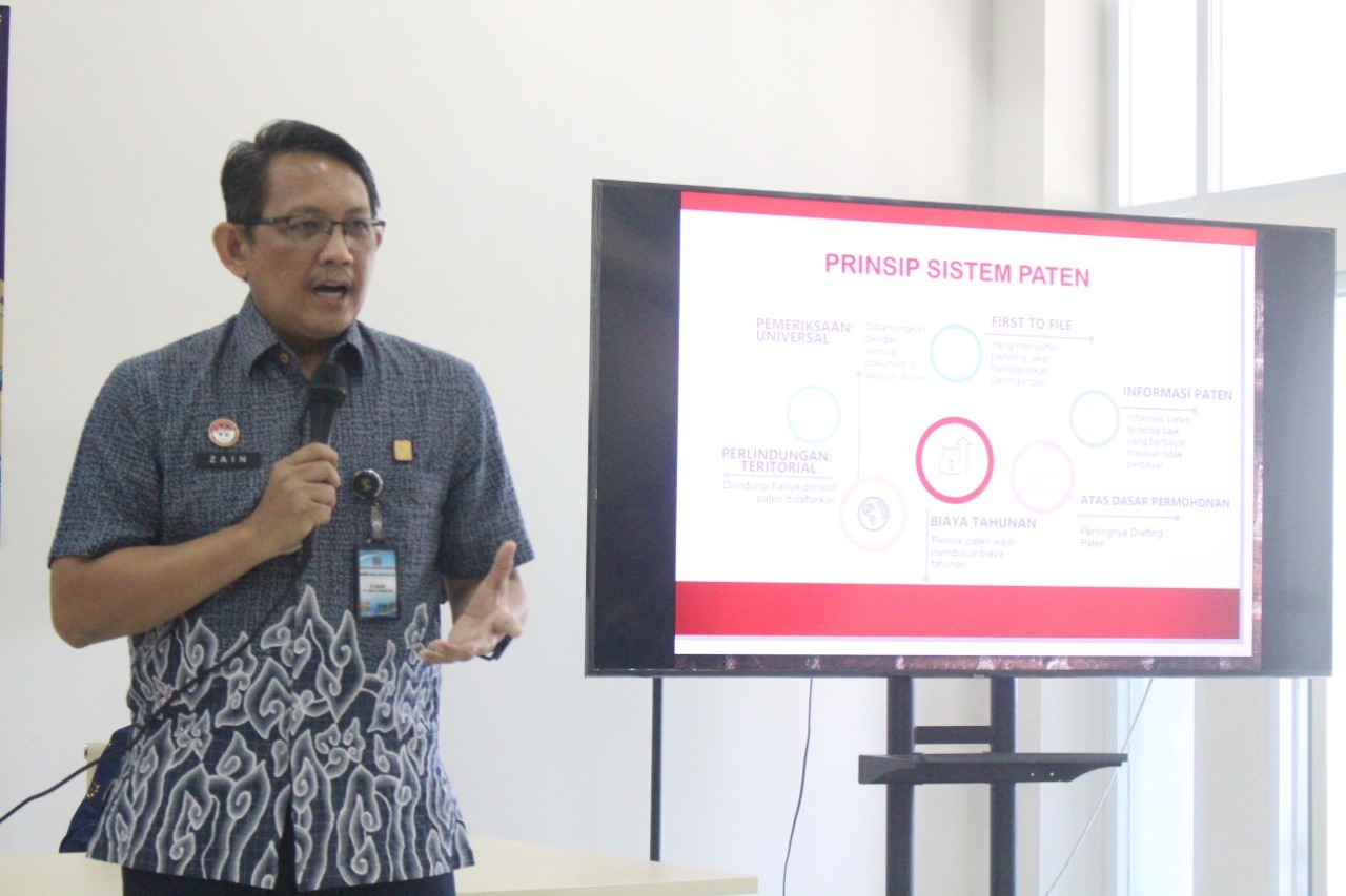 Pemeriksa Paten Utama Ir Mohammad Zainudin MEng saat memberikan paparan materinya tentang Hak Kekayaan Intelektual (HKI) di Departemen Desain Interior ITS