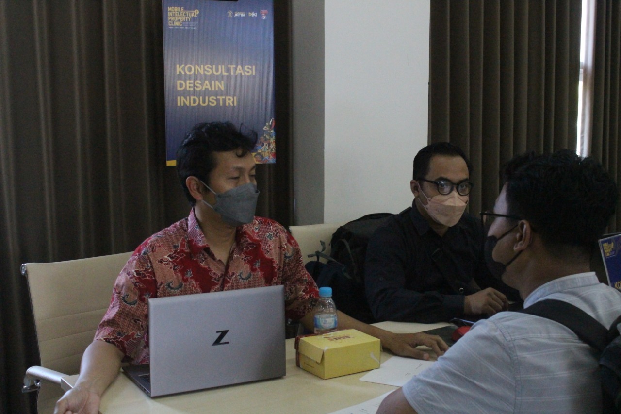 Salah satu stan yang hadir di acara Mobile Intellectual Property Clinic sedang melayani peserta untuk konsultasi terkait pendaftaran Hak Kekayaan Intelektual (HKI)