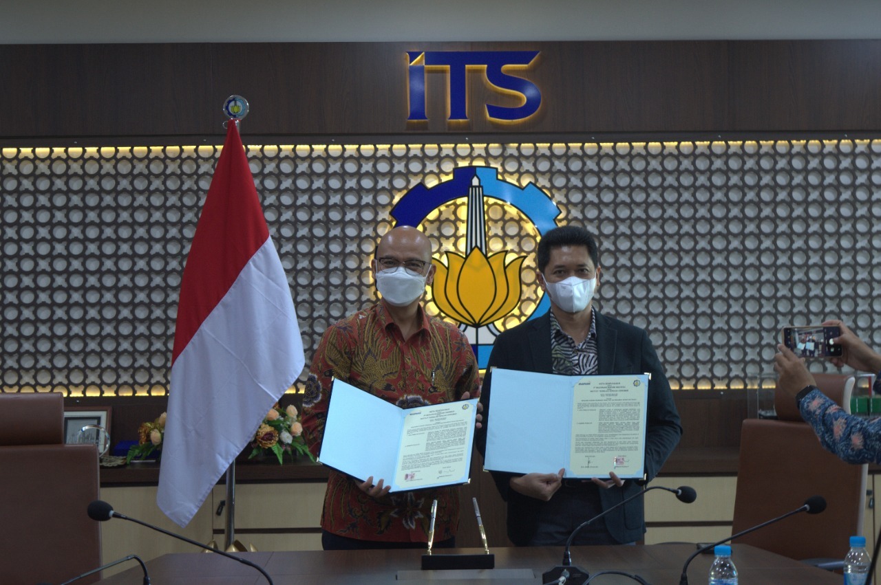 Direktur Utama PT Reasuransi Indonesia Kocu Andre Hutagalung (kiri) dan Wakil Rektor IV ITS Bambang Pramujati ST MSc Eng PhD (kanan) usai penandatanganan MoU