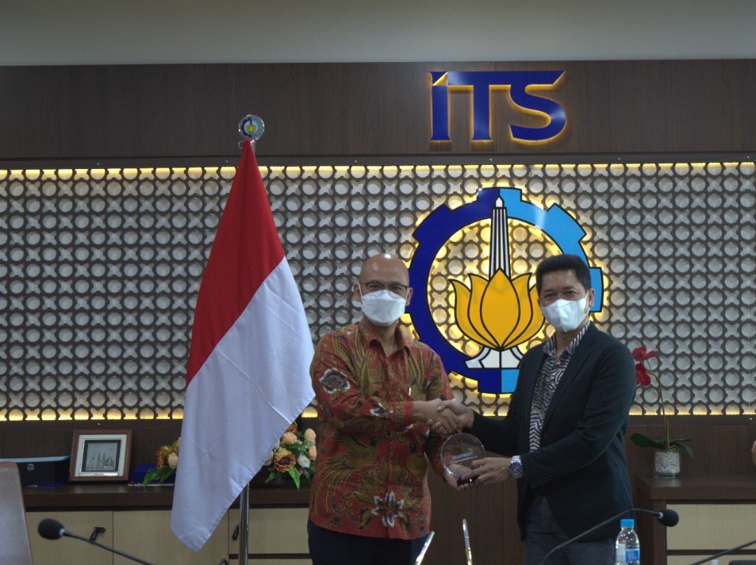 Penyerahan cinderamata dari PT Reasuransi MAIPARK Indonesia kepada ITS usai dilakukan penandatanganan MoU