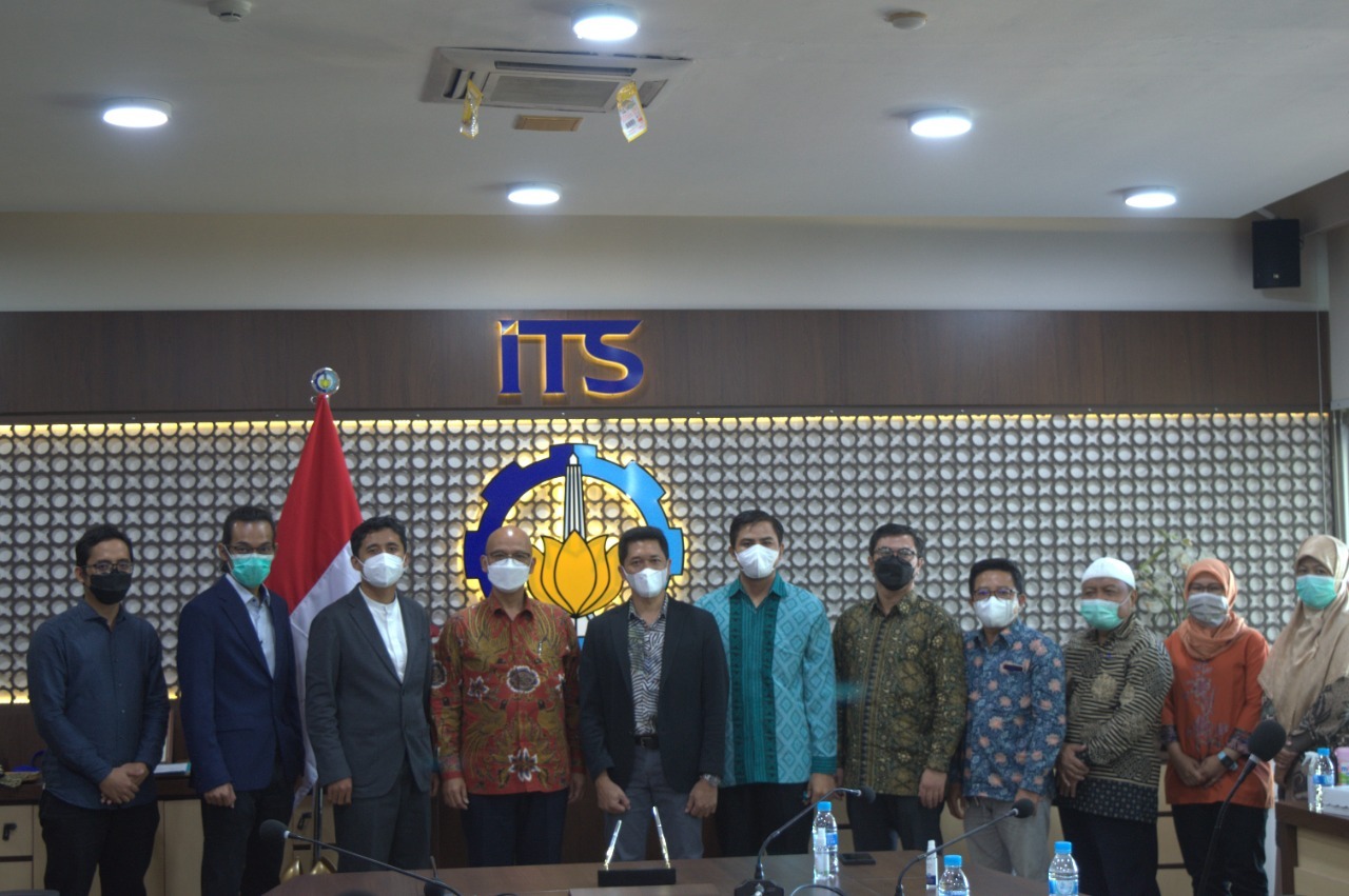 Jajaran pimpinan ITS dan PT Reasuransi MAIPARK Indonesia usai penandatanganan MoU di Gedung Rektorat ITS