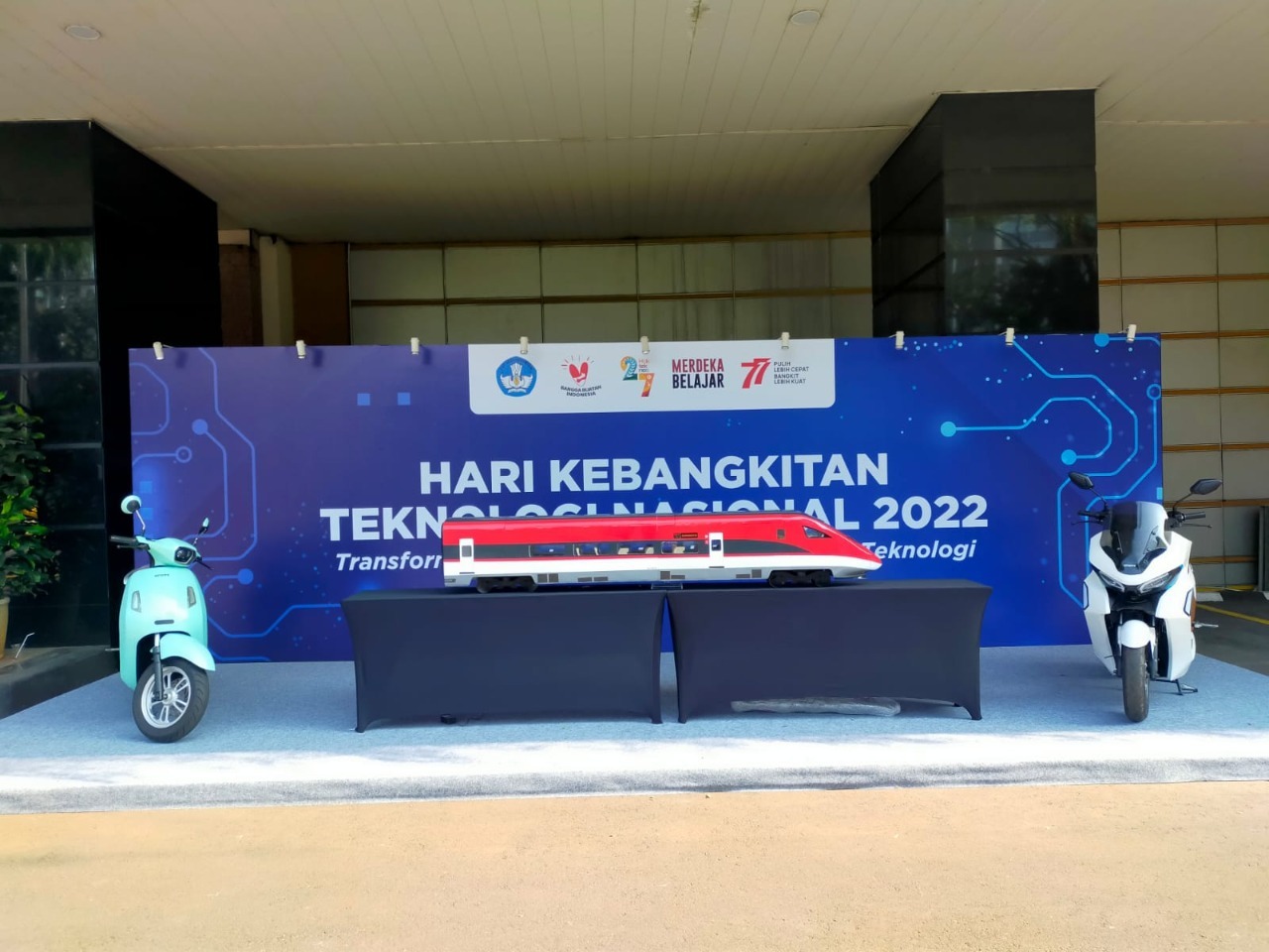 Stand ITS pada Pameran Karya Inovatif Creative Center yang diselenggarakan untuk memperingati Hari Kebangkitan Teknologi Nasional di Gedung Kemendikbudristek, Jakarta