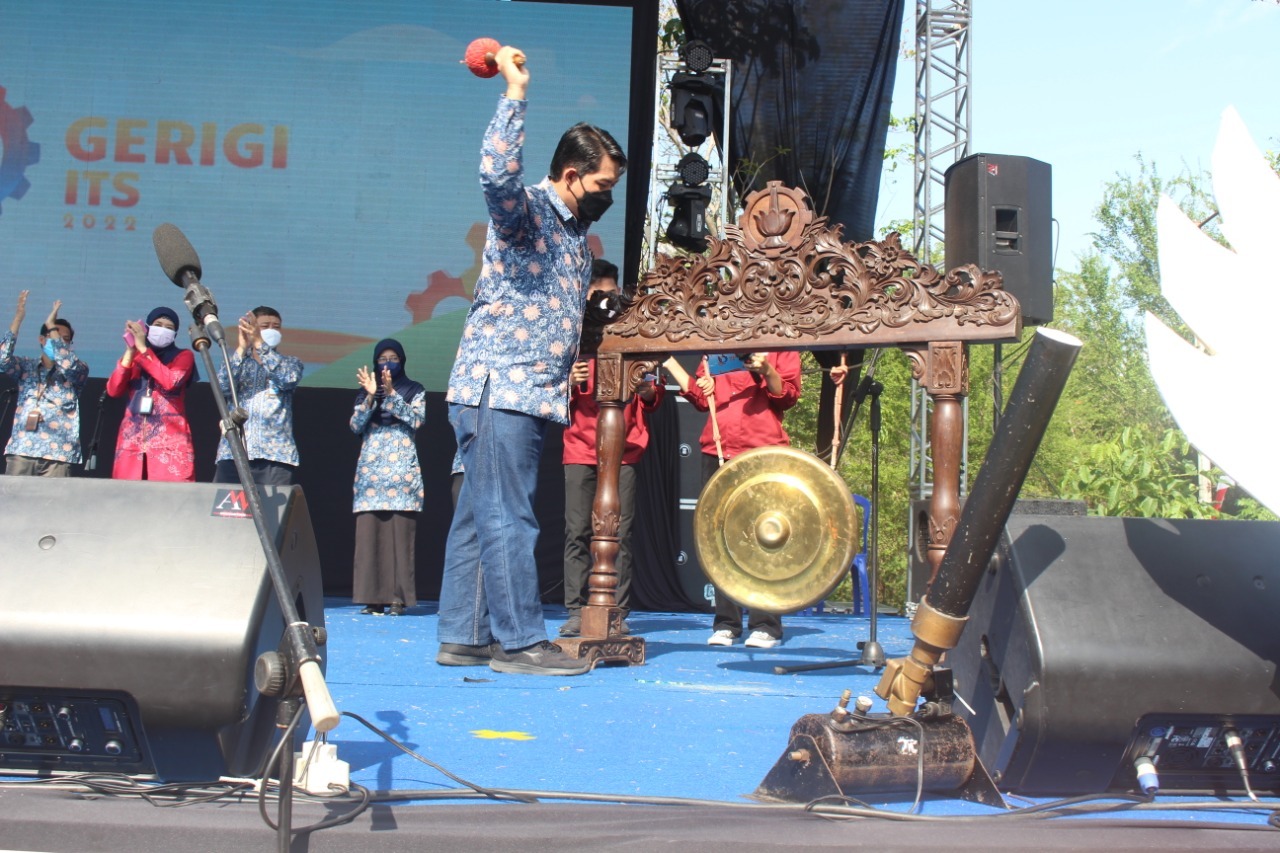 Direktur Kemahasiswaan ITS Dr Imam Abadi ST MT yang sedang memukul gong sebagai simbolis membuka acara Gerigi ITS 2022
