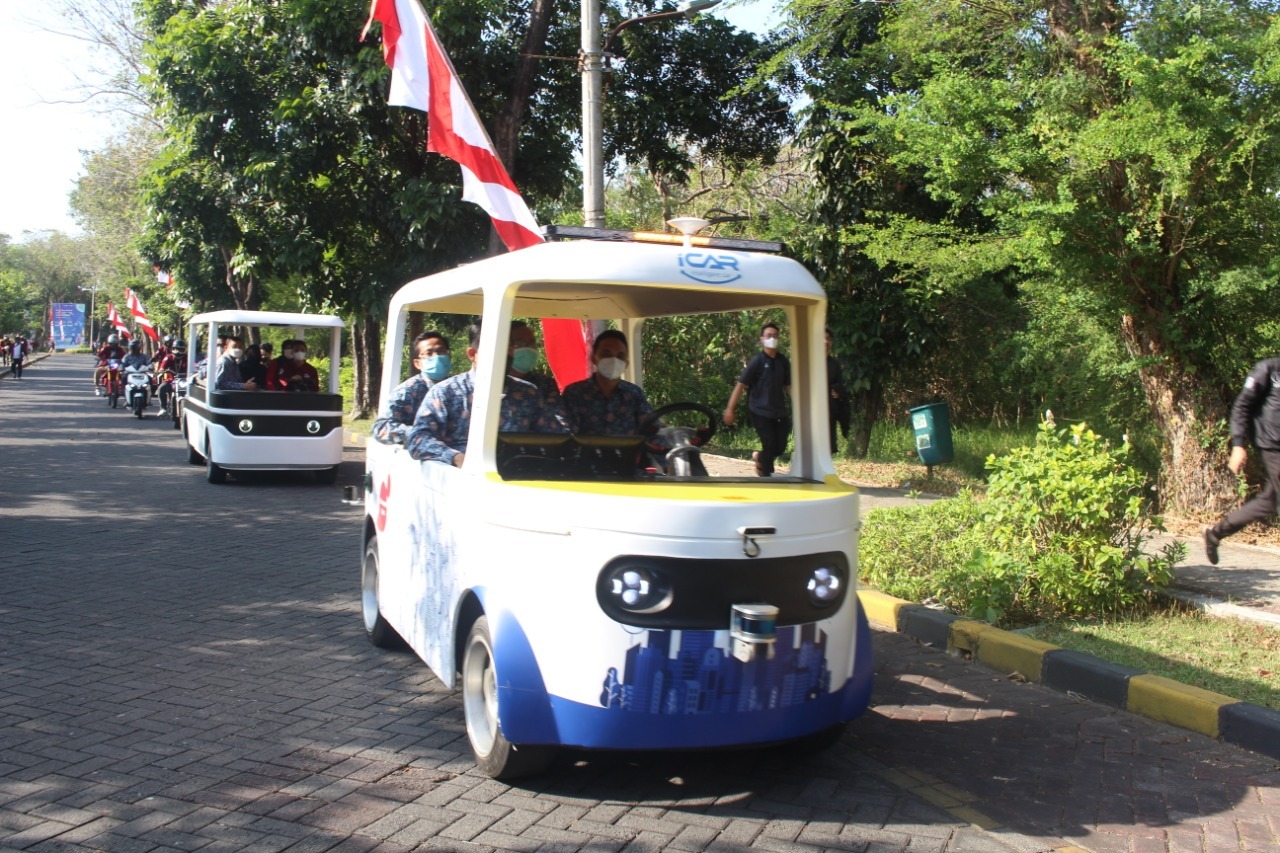 Iring-iringan mobil autonomous iCar yang membawa rombongan para dekan, Direktur Kemahasiswaan ITS Dr Imam Abadi ST MT, dan Direktur Pendidikan ITS Dr Siti Machmudah ST MEng