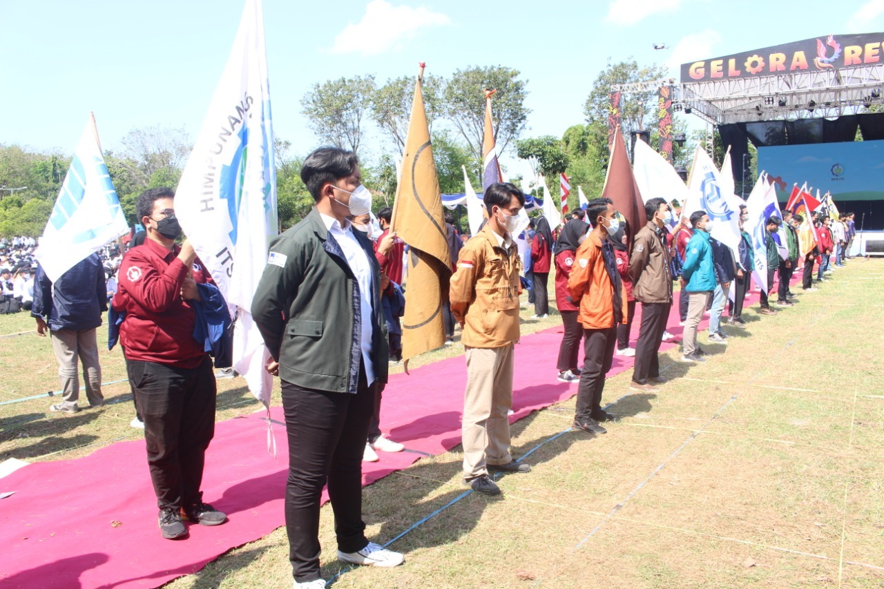 Presidium ketua himpunan mahasiswa ITS yang mengenakan jaket himpunan dengan berbagai warna yang melambangkan budaya di lingkup kampus ITS