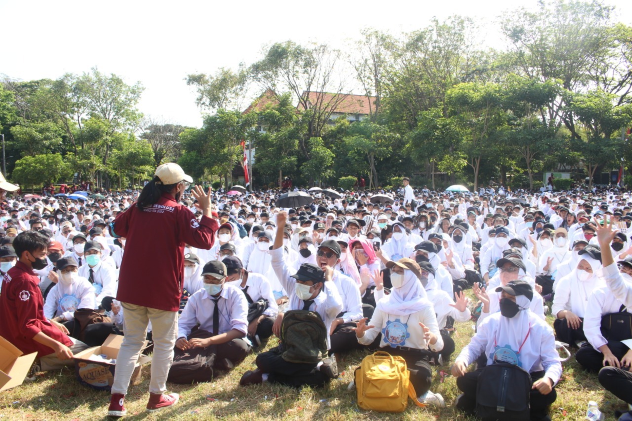 Salah satu tim mahasiswa baru yang sedang menyuarakan jargonnya pada pembukaan Gerigi ITS 2022