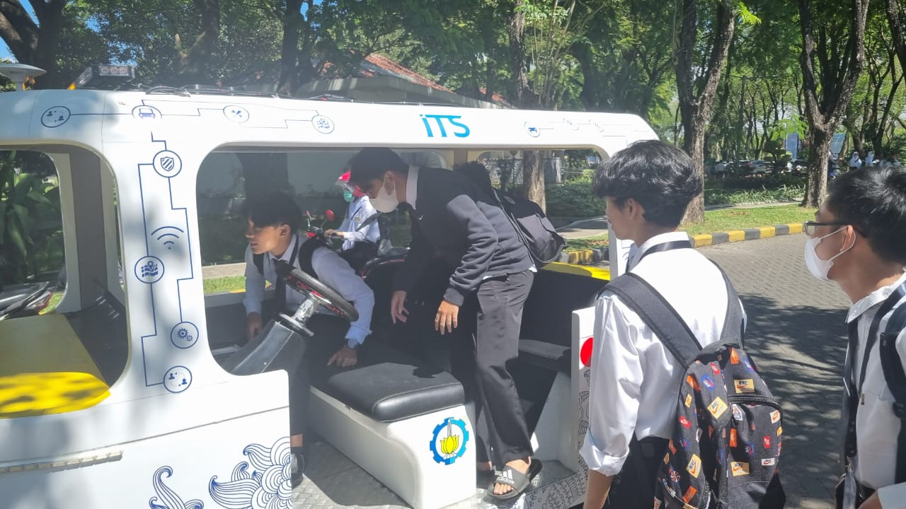 Test drive iCar oleh para mahasiswa baru ITS di lingkungan kampus ITS pada pengoperasian hari pertama