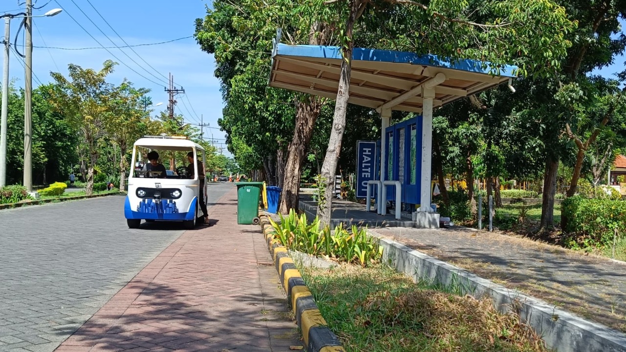 Titik awal keberangkatan iCar di Halte 1 di depan Asrama Mahasiswa ITS