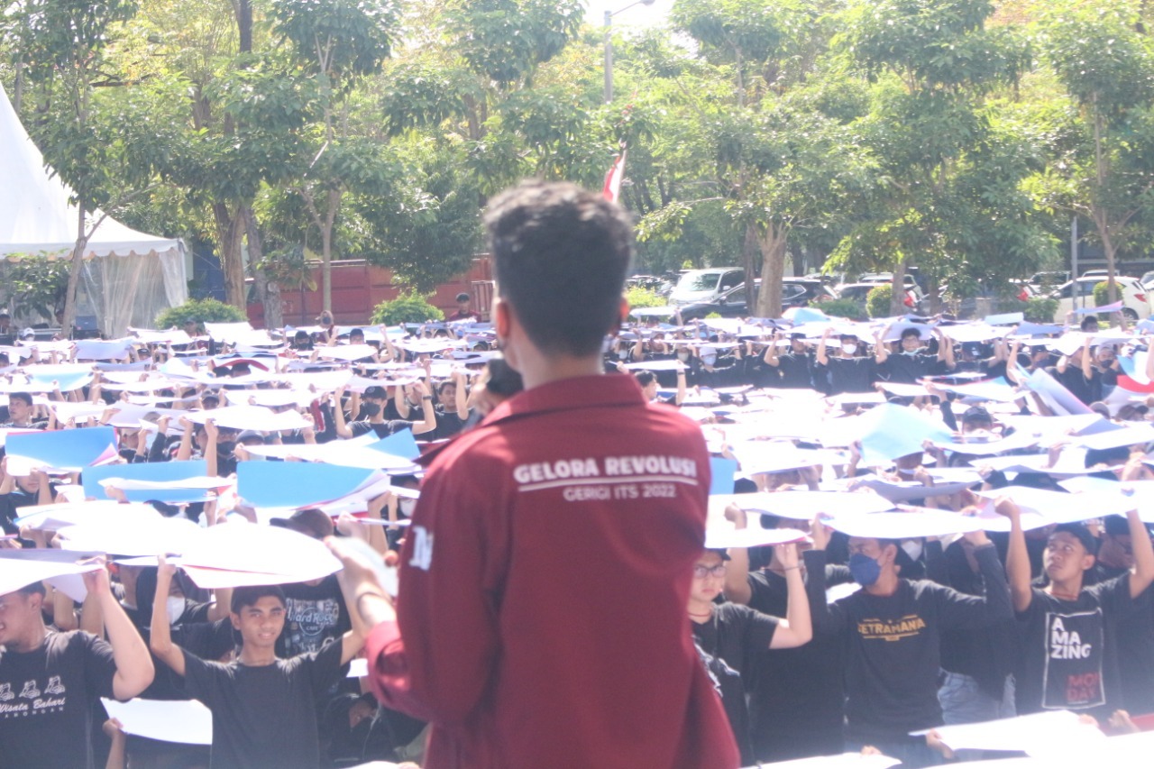 Panitia Gerigi ITS 2022 saat mengomando para mahasiswa baru ITS untuk membuat mozaik guna pemecahan rekor MURI di Taman Alumni ITS